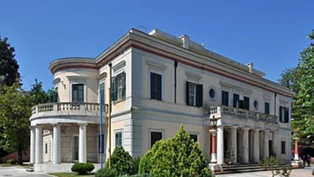 আয়োনিয়ান সমুদ্রে গ্রিক দ্বীপ কোর্ফুতে জঙ্গলে ঢাকা মোঁ রিপোজ-এ ফিলিপের জন্ম ১৯২১ সালের ১০ জুন। তাঁর বাবা অ্যান্ড্রু ছিলেন গ্রিস ও ডেনমার্কের যুবরাজ। মা অ্যালিস ব্রিটেনের অভিজাত ব্যাটেনবার্গ বংশের মেয়ে। তাঁদের পঞ্চম সন্তান তথা একমাত্র পুত্রসন্তান ছিলেন ফিলিপ।