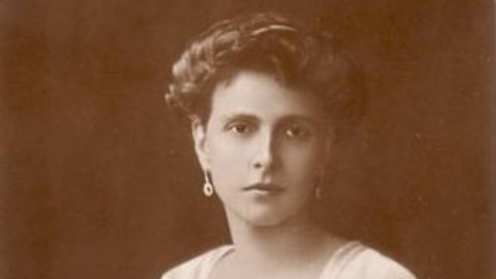 যুবরাজ ফিলিপ মায়ের দিক দিয়ে ব্রিটিশ রাজপরিবারের দূর সম্পর্কের বাঁধনে যুক্ত ছিলেন। তাঁর মা অ্যালিস ছিলেন রানি ভিক্টোরিয়ার দৌহিত্রীর মেয়ে। রাজ পরিবারের রীতি অনুযায়ী ছাত্রজীবনে নামের পাশে কোনও পদবি ব্যবহার করতেন না তিনি। এ নিয়ে সহপাঠীদের কাছে ঠাট্টা ও বিদ্রূপের শিকারও হতেন তিনি।