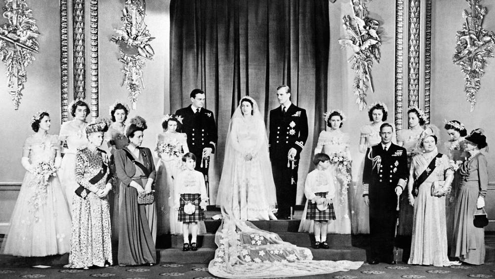 ১৯৪৭ সালে রাজা ষষ্ঠ জর্জ এবং রানি এলিজাবেথের বড় মেয়ে প্রিন্সেস এলিজাবেথকে বিয়ে করেন ফিলিপ। বিয়ের আগে নিজের জন্মগত গ্রিক ও ড্যানিশ রাজ উপাধি ত্যাগ করেন ফিলিপ। এর পর থেকে তিনি পরিচিত হন শুধুমাত্র ব্রিটিশ পরিচয়ে।