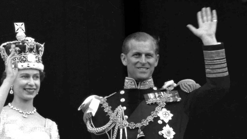 তাঁর পরিবারের নাজি-যোগ নিয়ে যুবরাজ ফিলিপ দীর্ঘ দিন প্রকাশ্যে কিছু বলেননি। ছ’দশকের নীরবতা তিনি ভাঙেন ২০০৬ সালে। বলেন, এটা ঠিক যে আরও অসংখ্য জার্মানের মতো তাঁর পরিবারও প্রথমে হিটলারের মতবাদকে আকর্ষণীয় বলে মনে করেছিল। হিটলার যে জার্মানদের হৃত গৌরব ও ক্ষমতা উদ্ধারের জন্য বলেছিলেন, সেই লক্ষ্য তাঁদের ভাল লেগেছিল। এ কথা স্বীকার করেন ফিলিপ।