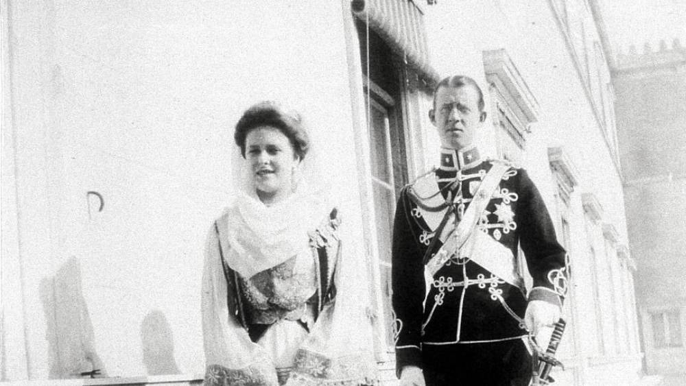 গ্রিস ও ডেনমার্কের যুবরাজ অ্যান্ড্রুর প্রেমে পাগল ছিলেন অ্যালিস। তাঁদের বিয়ে হয় ১৯০৩ সালে। তবে তাঁদের বিবাহিত জীবন কোনও দিনই সুখকর ছিল না। তাঁদের মধ্যে শেষ অবধি বিবাহবিচ্ছেদ না হলেও অ্যান্ড্রু তাঁর প্রেমিকার সঙ্গে থাকতেন ফ্রেঞ্চ রিভিয়েরায়। এই পারিবারিক পরিস্থিতিতে যুবরাজ ফিলিপের দিন কাটত বোর্ডিং স্কুলে এবং ছুটিতে আত্মীয়স্বজনের মধ্যে।