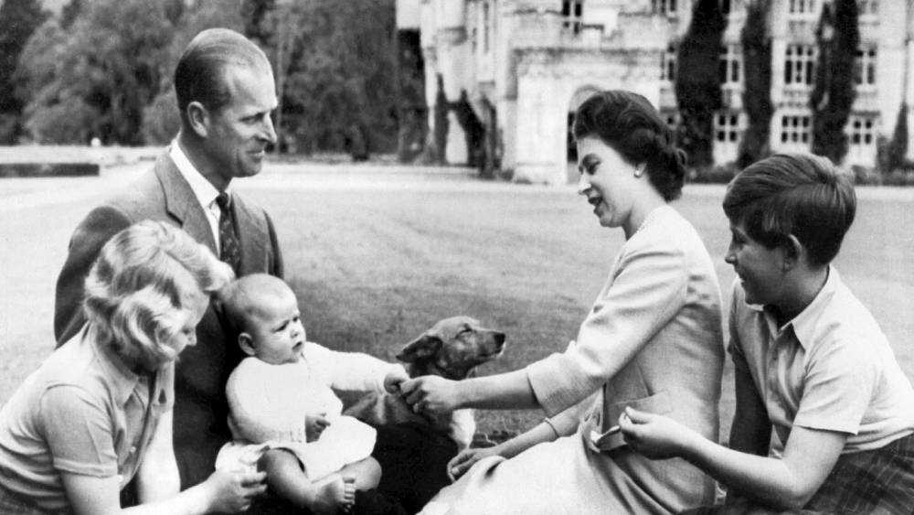 নিজের জীবনের এই শূন্যতা সন্তানদের জীবনে ফিরে আসতে দেননি প্রিন্স ফিলিপ। রাজকর্মের পাশে তিনি সবসময় চেষ্টা করে গিয়েছেন একজন দায়িত্ববান বাবার ভূমিকা পালন করার। স্বামী হিসেবেও তাঁর ভূমিকা খুব বেশি বার অনুবীক্ষণের নীচে আসেনি। তবে গুঞ্জন, আরও বহু রাজপুরুষের মতো তাঁরও বিয়ে বহির্ভূত সম্পর্ক ছিল।