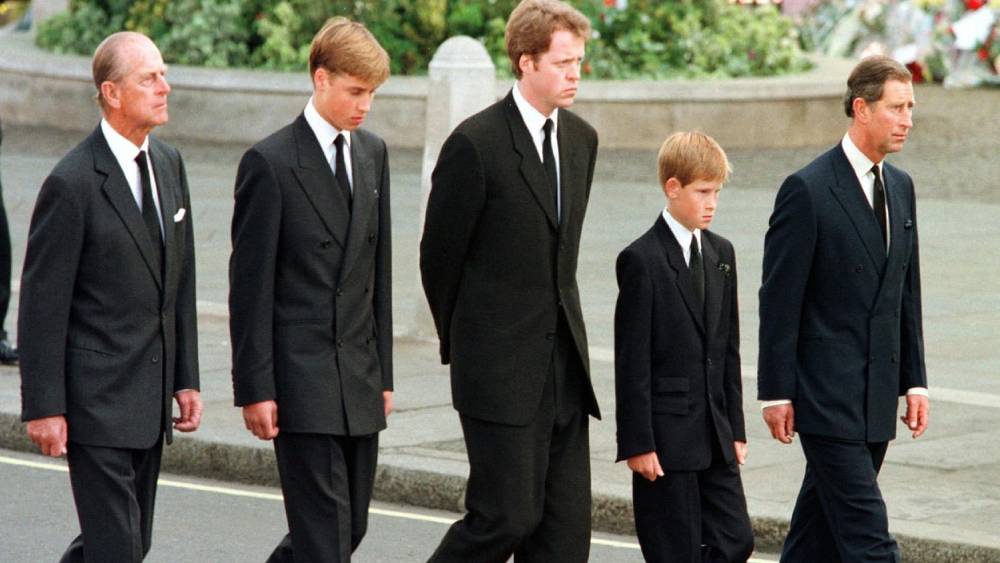 ১৯৯৭ সালে যুবরানি ডায়ানা এবং তাঁর প্রেমিক ডোদি আলফায়েদের রহস্যমৃত্যুর পরে ডোদির বাবা মিশরীয় শিল্পপতি মহম্মদ আলফায়েদ অভিযোগের আঙুল তুলেছিলেন প্রিন্স পিলিপের দিকে। শিল্পপতির অভিযোগ ছিল, তাঁর ছেলে এবং ডায়ানাকে ‘হত্যা’ করা হয়েছে প্রিন্স ফিলিপের নির্দেশেই। তবে ব্রিটিশ রাজপরিবারের আরও অসংখ্য রহস্য মতো এই অভিযোগও রয়ে গিয়েছে পর্দার আড়ালেই।