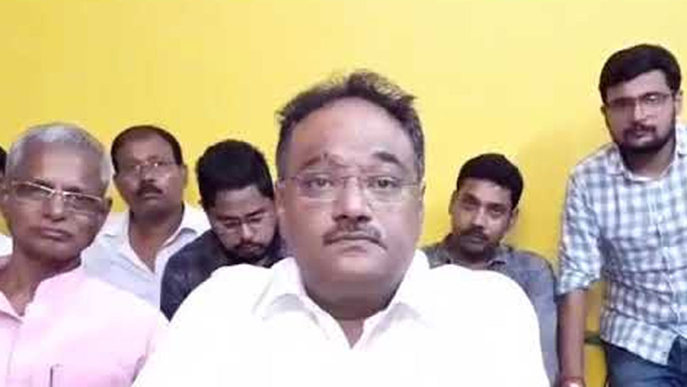 হলফনামা অনুযায়ী, তাঁর হাতে নগদ রয়েছে মাত্র ৭ হাজার ১০০ টাকা।