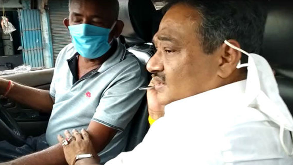 শেয়ার বাজার, ডাকঘর, মিউচুয়াল ফান্ড, জীবন বিমা- এ সব খাতে কোনওরকম সঞ্চয়ের কথা উল্লেখ করেননি তিনি।