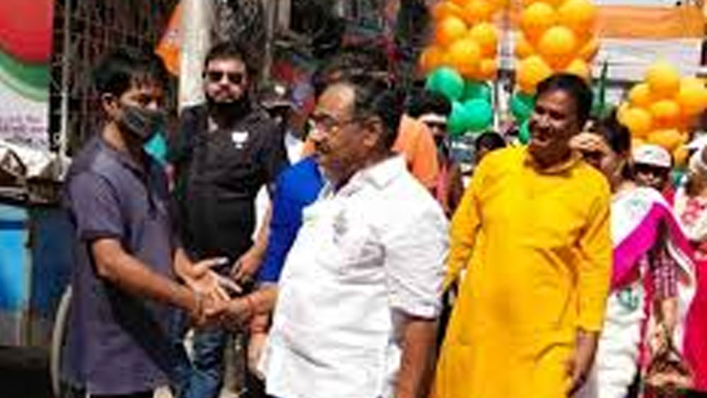 নিজের কোনও গাড়ি নেই বলে হলফনামায় জানিয়েছেন শমীক।