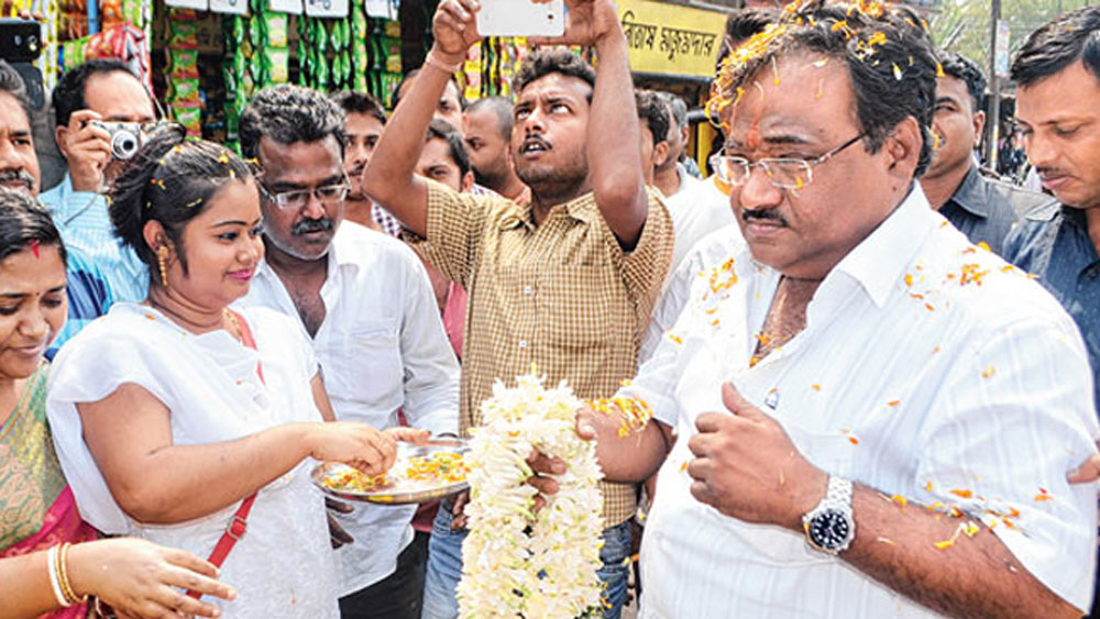 তবে ১৫০ গ্রাম ওজনের সোনার গয়না রয়েছে তাঁর। সোনা এবং অন্যান্য জিনিস মিলিয়ে মোট ৬ লাখ ৯৩ হাজার ৭৪০ টাকার মূল্যবান জিনিস রয়েছে তাঁর।