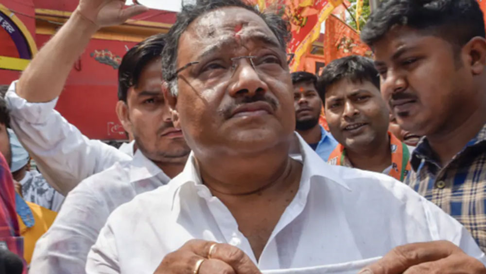 পারিবারিক সূত্রে কিংবা নিজ উপার্জনে কেনা কোনও চাষের জমি তাঁর নামে নথিভুক্ত নেই। তাঁর নামে কোনও বাড়িও নেই বলে জানিয়েছেন হলফনামায়।