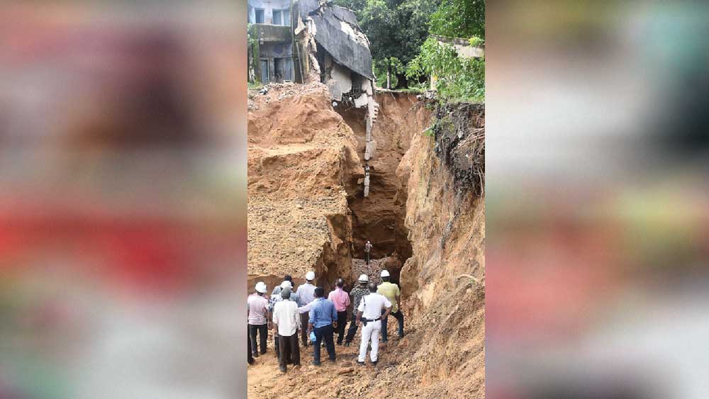 অণ্ডালের জামবাদে ধস। বাড়ি-সহ ভূগর্ভে তলিয়ে গিয়েছিলেন এক মহিলা। ফাইল চিত্র।