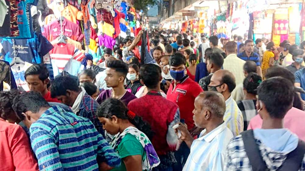 চৈত্র মাসের শেষ রবিবার সন্ধ্যায় শ্রীরামপুর স্টেশন সংলগ্ন সেলের বাজারে উপচে পড়া ভিড়। করোনা বিধি লাটে, অধিকাংশের মুখে নেই মাস্ক।