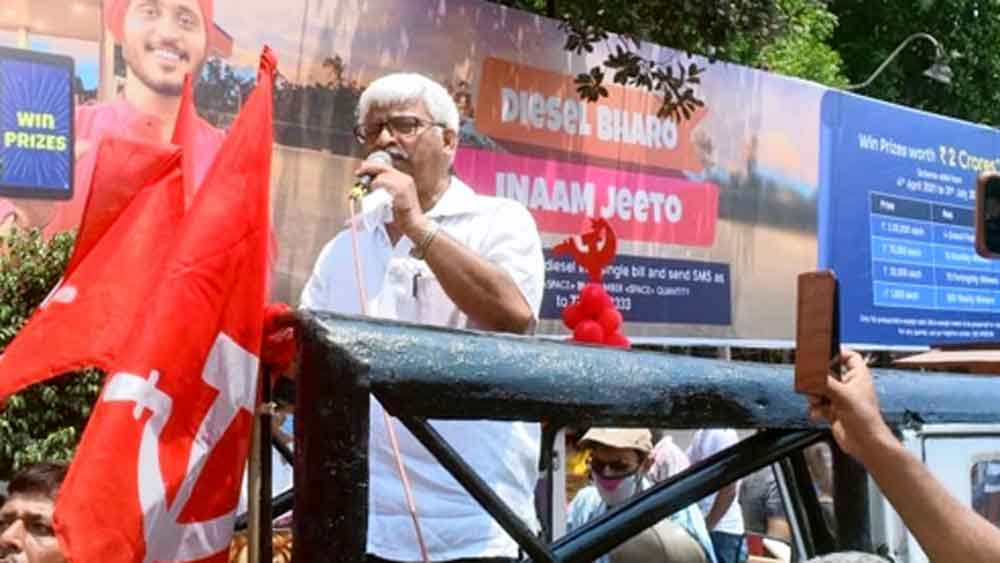 ভোট-পরবর্তী: দমদমে ভোটের প্রচারে যাদবপুর কেন্দ্রের সিপিএম প্রার্থী সুজন চক্রবর্তী।