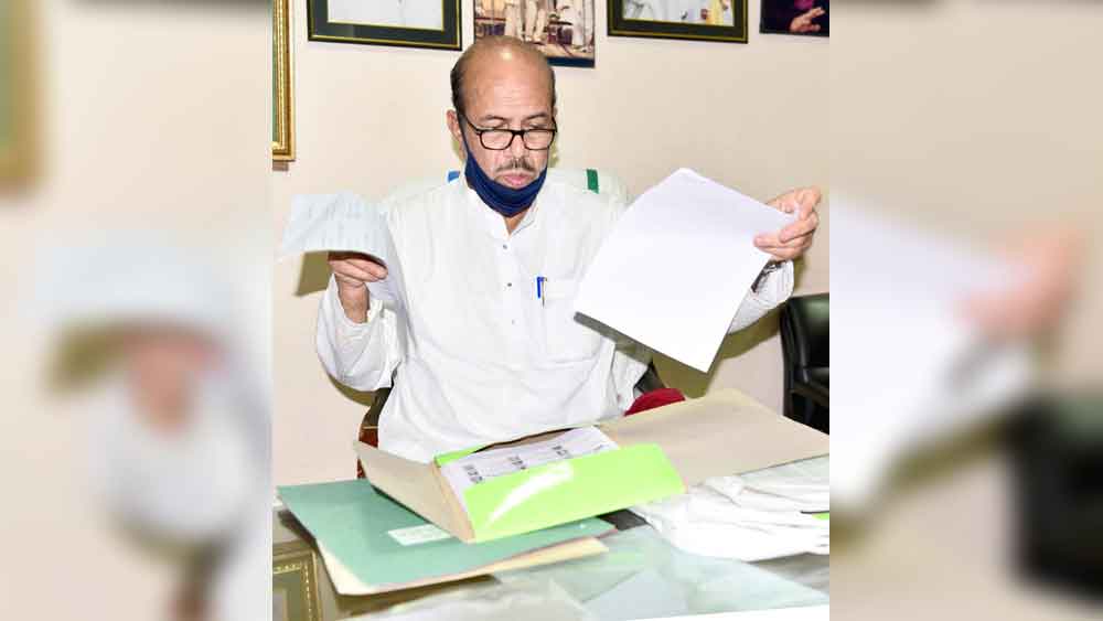 তপসিয়ার কার্যালয়ে কসবা কেন্দ্রের তৃণমূল প্রার্থী জাভেদ খান। রবিবার। 