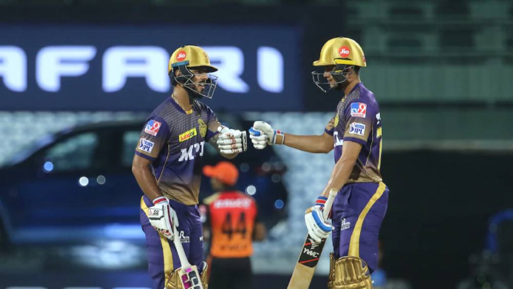 রাহুল ত্রিপাঠি নন, প্রথম ম্যাচে শুভমন গিলের সঙ্গে ইনিংস শুরু করতে নামেন নীতীশ রানা। ইনিংসের শুরু থেকেই ভয়ডরহীন ব্যাটিং করতে থাকেন দিল্লির বাঁহাতি।  ৯টি চার এবং ৪টি ছক্কা মেরে ৮০ রান করে তিনি যখন আউট হলেন তখন দলের রান ১৬০। তিনি আউট হতেই কমে যায় রানের গতি। পরের ২১ বলে মাত্র ২৭ রান করে দল।