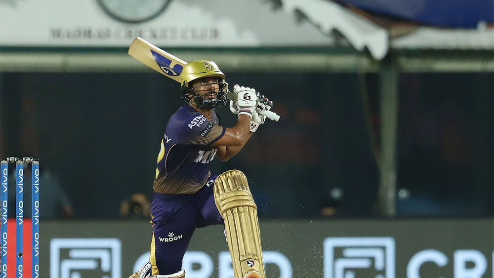 গত বারের আইপিএলে বেশ কয়েকটি বিধ্বংসী ইনিংস খেলেন রাহুল ত্রিপাঠি। এ বারের শুরুটাও তেমনই করলেন। প্রায় ১৮৩ স্ট্রাইক রেটে ২৯ বলে ৫২ রান করেন তিনি। নীতীশ রানার সঙ্গে যৌথ ভাবে ৫০ বলে ৯৩ রান করেন তিনি। তিনি আউট হওয়ার সময় নাইটদের রান রেট ছিল প্রায় ১০। তাঁর ওই ইনিংস ছাড়া কোনও ভাবেই ১৮৭ রানের স্কোর খাড়া করতে পারত না নাইট রাইডার্স।