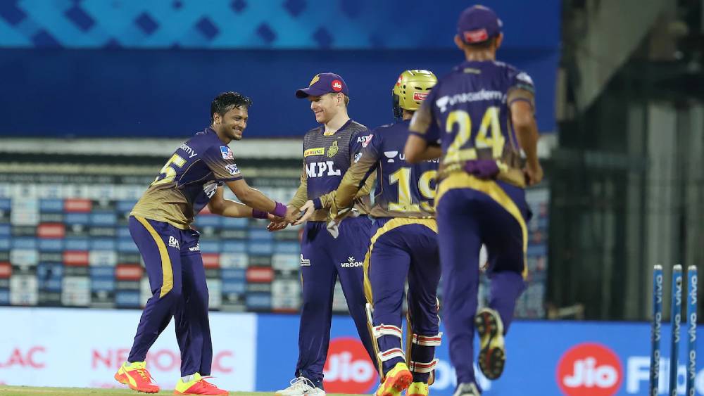 ব্যাট হাতে ব্যর্থ হয়েছেন। বল হাতে প্রথম ওভারেই দিয়েছেন ১৫ রান। এই অবস্থাতেও ডেথ ওভারে তাঁর হাতেই বল তুলে দেন মরগান। তিনি যে ভুল করেননি তা প্রমাণ করেন আন্দ্রে রাসেল। শেষ ২ ওভারে ১৭ রান দেন তিনি। শেষ ওভারে জয়ের জন্য প্রয়োজন ছিল ২২ রান। মাথা ঠান্ডা রেখে প্রথম ৫ বলে মাত্র ৫ রান দিয়ে ম্যাচ জেতাতে সাহায্য করেন দি ব্রুস।