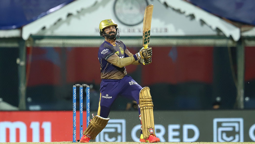 ইনিংসের শেষ দিকে পরপর উইকেট হারিয়ে যখন মনে হচ্ছিল ম্যাচে ফিরে আসছে সানরাইজার্স, তখনই জ্বলে ওঠে কার্তিকের ব্যাট। নাইটদের প্রাক্তন অধিনায়কের ৯ বলে ২২ রানের ছোট্ট ক্যামিয়ো দলকে ১৮৭ পর্যন্ত পৌঁছতে সাহায্য করে।