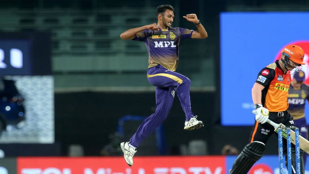 জাতীয় দলে যে এমনই ডাক পাননি তা ফের এক বার প্রমাণ করলেন প্রসিদ্ধ কৃষ্ণ। নিজের প্রথম ওভারেই তিনি ফিরিয়ে দেন বিপক্ষের সেরা ব্যাটসম্যান ডেভিড ওয়ার্নারকে। উইকেটের পিছনে ধরা পড়ার আগে তিনি ৪ বলে মাত্র ৩ রান করেন। শুধু ওয়ার্নের নন, ম্যাচের শেষ দিকে ভয়ঙ্কর হয়ে উঠতে থাকা মহম্মদ নবিকেও আউট করেন তিনি। তাঁর ৩৫ রানে ২ উইকেটের স্পেল ম্যাচের ভাগ্য অনেকটাই গড়ে দেয়।