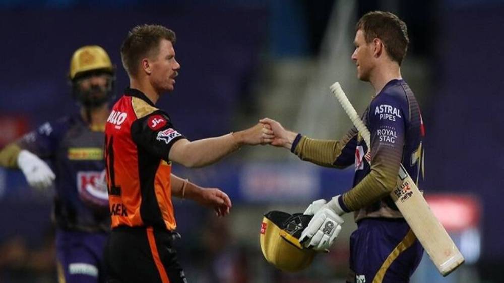 হায়দরাবাদের ইনিংসে প্রথম থেকেই ছিল গোলা বারুদের অভাব। ঋদ্ধি, ওয়ার্নারকে হারিয়ে পাওয়ার প্লের প্রথম ৬ ওভারে মাত্র ৩৫ রান তোলে সানরাইজার্স। ওখানে অনেকটাই পিছিয়ে যায় তারা। কামিন্স, কৃষ্ণদের আঁটোসাঁটো বোলিংয়ে আর সেই ঘাটতি মেটাতে পারেনি দক্ষিণের এই দল।