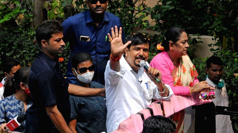 ইউনিয়ন ব্যাঙ্ক অব ইন্ডিয়া এবং অ্যাক্সিস ব্যাঙ্কের কাছে মোট ৭১ লাখ ২৪ হাজার ৯২১ টাকার ঋণ রয়েছে সুজিতের। সুজিতের স্ত্রীর ঋণ রয়েছে মোট ৮৯ লাখ ৮৪ হাজার ১৭৭ টাকার।