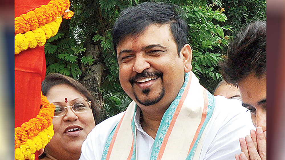 অর্থাৎ স্থাবর-অস্থাবর মিলিয়ে সুজিতের মোট সম্পত্তির পরিমাণ ২ কোটি ৭৭ লাখ ৪৪ হাজার ৭৬৫ টাকা এবং তাঁর স্ত্রীর সম্পত্তির পরিমাণ ৩ কোটি ৮০ লাখ ৬৩ হাজার ২৫৬ টাকা।