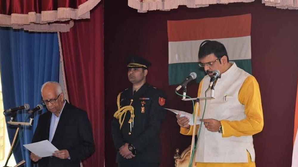 শ্রীভূমি ক্যানাল স্ট্রিটে তাঁর দু’টি ফ্ল্যাট রয়েছে। সেই দু’টির দাম এখন মোট ১ কোটি ৩৬ লাখ টাকা। তাঁর স্ত্রীর নামে রয়েছে যশোর রোডে দু’টি, ক্যানাল স্ট্রিটে একটি এবং সল্টলেক ব্লক-বিসি তে একটি জমি। সব মিলিযে যার মূল্য ৩ কোটি ২০ লাখ টাকা।