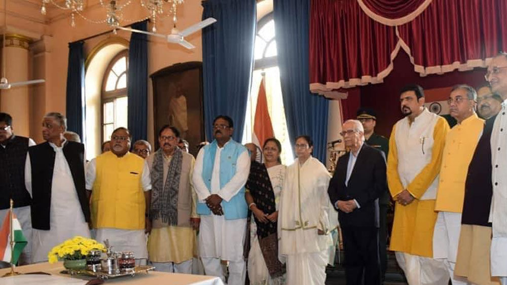 তাঁদের নামে স্থাবর সম্পত্তি কী কী নথিভুক্ত রয়েছে? লেক টাউনে একটি ৩০০ বর্গ ফুটের দোকান রয়েছে। ২০০১ সালে সেটি ৩ লাখ টাকায় কিনেছিলেন সুজিত। এখন তার মূল্য ১৫ লাখ টাকা।