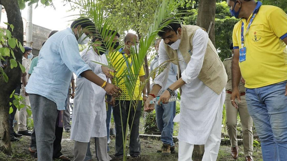 সুজিতের অস্থাবর সম্পত্তির পরিমাণ ১ কোটি ৪১ লাখ ৪৪ হাজার ৭৬৫ টাকা এবং স্ত্রীর অস্থাবর সম্পত্তির পরিমাণ ৬০ লাখ ৬৩ হাজার ২৫৬ টাকা।