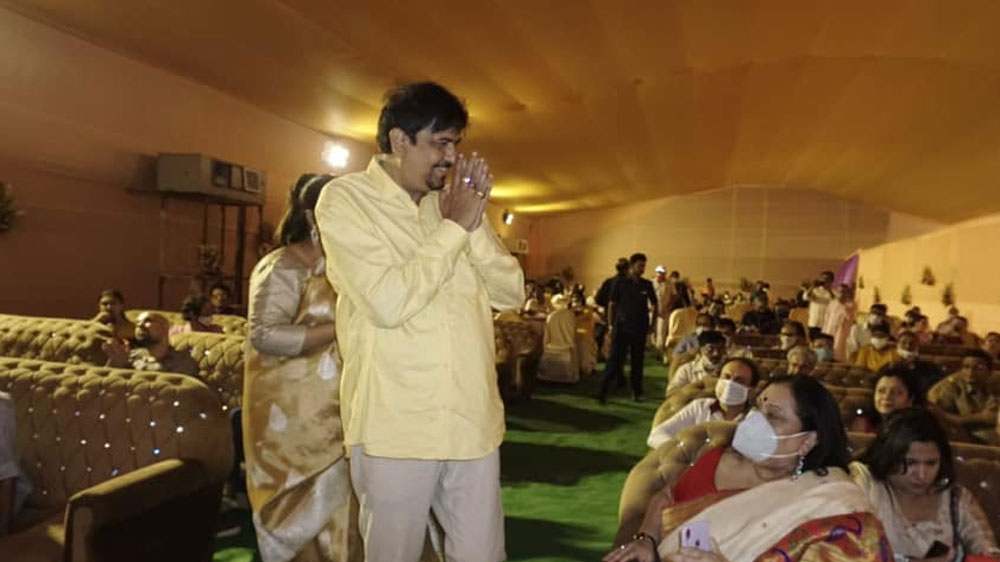 সুজিতের কাছে সোনা রয়েছে প্রায় ১৮০ গ্রাম। হিরে রয়েছে প্রায় ৫০০ গ্রাম। সোনা, হিরে এবং অন্যান্য মূল্যবান জিনিস মিলিয়ে মোট ৮ লাখ ৪ হাজার ১৪ টাকার সম্পত্তি রয়েছে বলে জানিয়েছেন তিনি। অন্য দিকে স্ত্রীর প্রায় ৫০০ গ্রাম সোনার গয়না এবং ৫০০ গ্রাম হিরের গয়না রয়েছে। যার মূল্য ২১ লাখ ৪৫ হাজার ৩৬৩ টাকা।