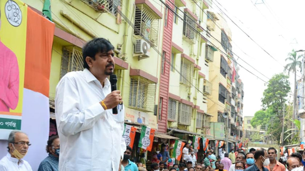 সুজিত এবং তাঁর স্ত্রীর মোট ৩টি গাড়ি রয়েছে। সুজিতের রয়েছে টয়োটা ইনোভা এবং একটি স্করপিও। ২০১৪ সালে প্রথম গাড়িটি ১৩ লাখ ৮৫ হাজার ৭০০ টাকায় কিনেছিলেন তিনি। দ্বিতীয় গাড়িটি ২০১৯ সালে ১৫ লাখ ৩ হাজার ১১১ টাকায় কেনেন। তাঁর স্ত্রীর রয়ছে একটি টাটা সাফারি। ২০১০ সালে যেটি ১২ লাখ ৭৩ হাজার ৩৫১ টাকায় কিনেছিলেন।