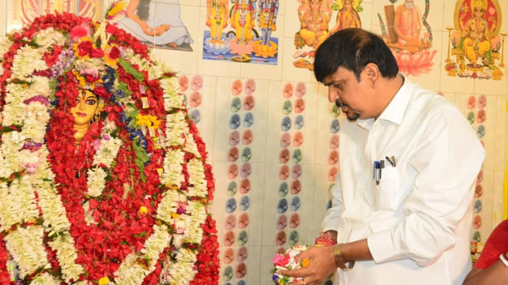 শেয়ার বাজারে সুজিতের বিনিয়োগ ১ লাখ ৭২ হাজার ৯২৫ টাকা এবং তাঁর স্ত্রীর বিনিয়োগ ১ লাখ ৫০ হাজার ৭৭০ টাকা।