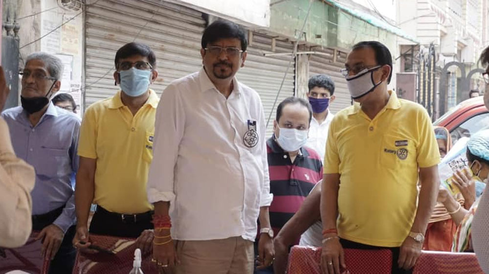 সুজিতের হাতে নগদ রয়েছে ১ লাখ ৪৮ হাজার ১২ টাকা। তাঁর স্ত্রী স্বর্ণালীর হাতে নগদ রয়েছে ১ লাখ ৪৯ টাকা।