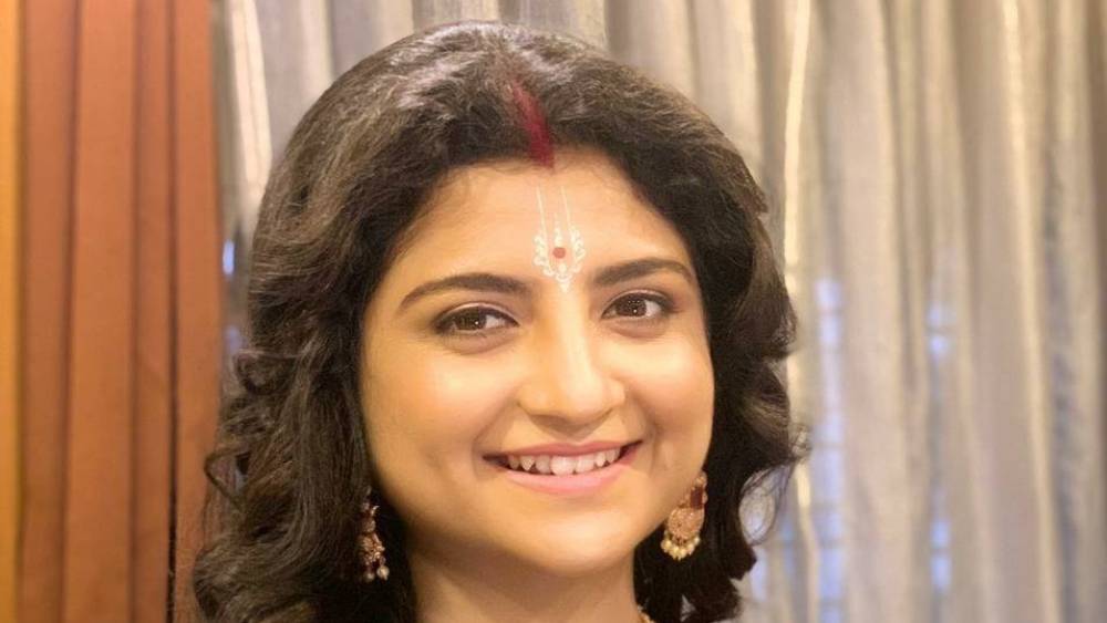 স্বামী রাজনীতিক হলেও তাঁর আনাগোনা ছিল গানের জগতেই। সুরলোক থেকে রাজনীতিতে যোগ দিয়েই সরাসরি ভোটের ময়দানে। জনপ্রিয় গায়িকা অদিতি এ বার রাজারহাট গোপালপুর কেন্দ্রে তৃণমূলের প্রার্থী।