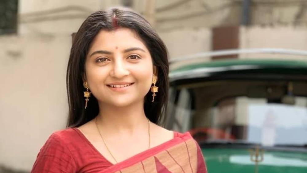 নির্বাচন কমিশনের কাছে হলফনামা পেশ করে নিজের উপার্জন এবং সম্পত্তির বিবরণ জানিয়েছেন অদিতি। ২০১৯-২০ আর্থিক বর্ষে তাঁর উপার্জন ছিল ৪ লক্ষ ১৯ হাজার ৪০০ টাকা। তাঁর স্বামী দেবরাজ চক্রবর্তীর উপার্জন ছিল ৭ লক্ষ ১০ হাজার ৯৭ টাকা।