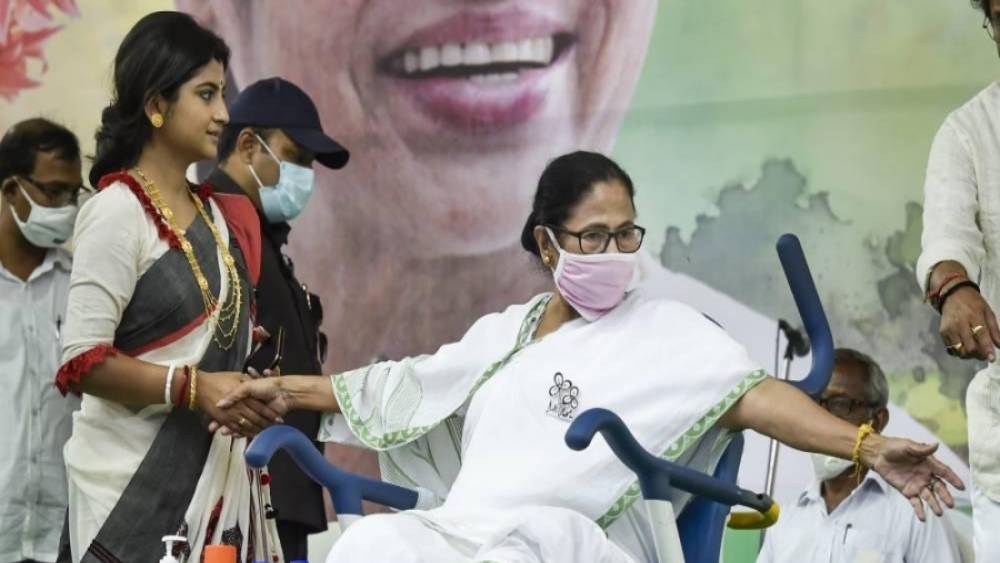 অদিতির মালিকানায় থাকা অস্থাবর সম্পত্তির মোট মূল্য ৭৫ লক্ষ ৯২ হাজার ২৬১ টাকা। দেবরাজের অস্থাবর সম্পত্তির বাজারদর ২৩ লক্ষ ৩১ হাজার ৮৪৩ টাকা। দু’জনের কেউই স্থাবর সম্পত্তির কোনও উল্লেখ করেননি।