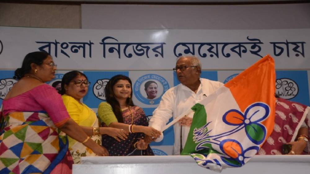 রাজারহাট গোপালপুর কেন্দ্রে অদিতির মূল প্রতিদ্বন্দ্বী বিজেপি-র শমীক ভট্টাচার্য এবং সংযুক্ত মোর্চা প্রার্থী সিপিএম-এর শুভজিৎ দাশগুপ্ত। তাঁদের বিরুদ্ধে এই তরুণ শিল্পীর সফর কতটা সুরেলা হয়, দেখার অপেক্ষায় তাঁর অনুরাগীরা। 