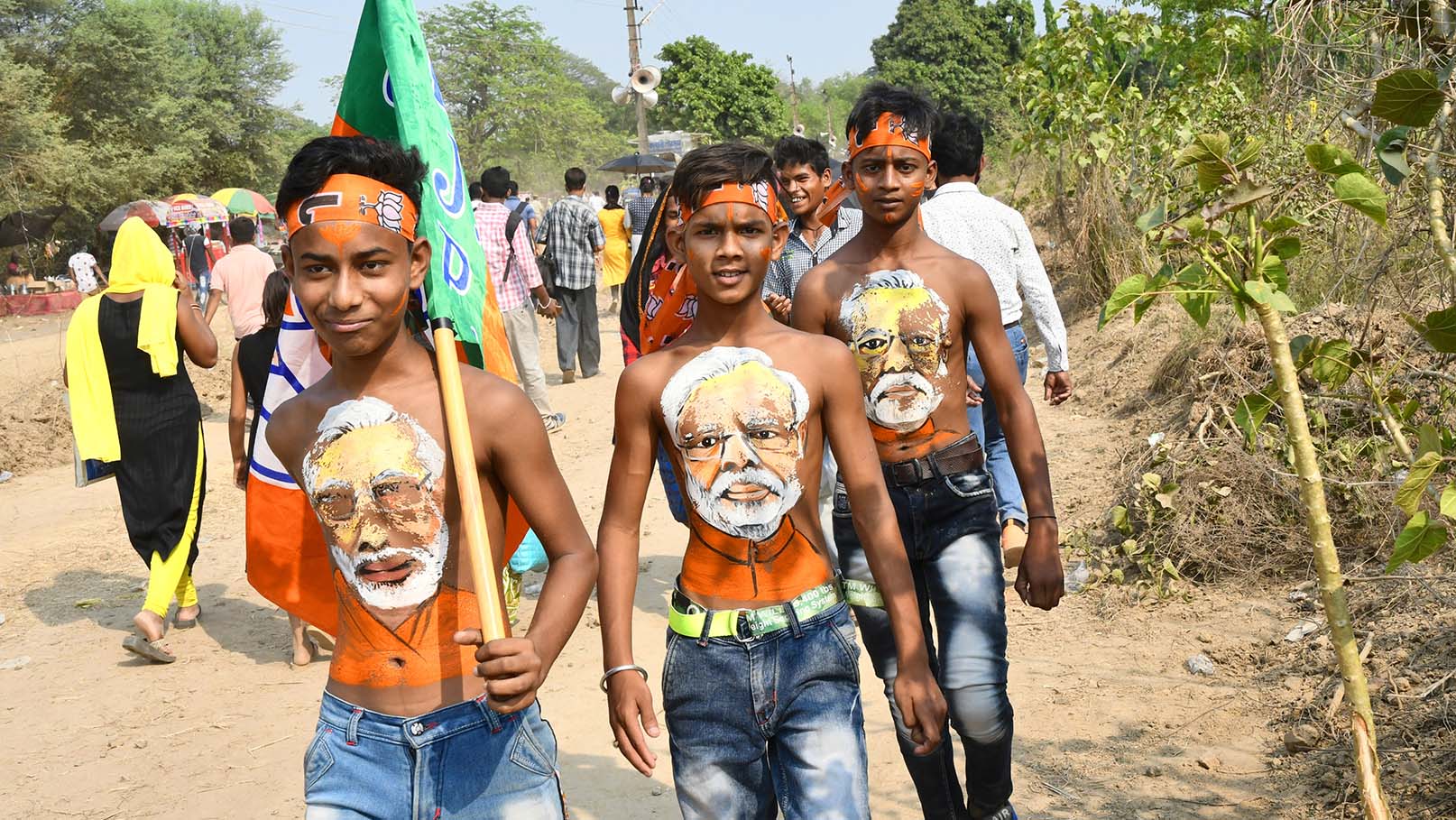 বুকে মোদীর ছবি। মুখে নেই মাস্ক। সোমবার। 