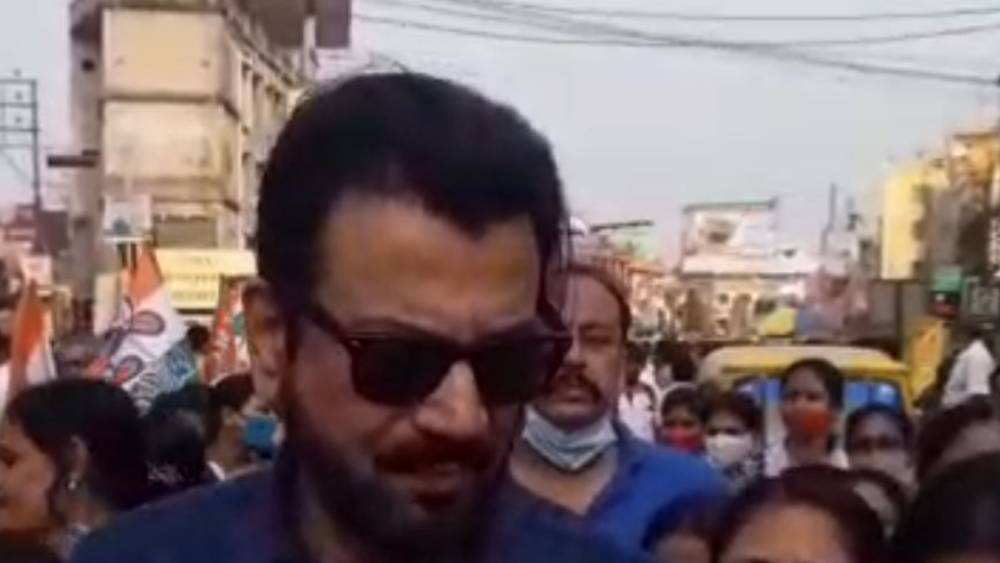 হতেই পারতেন ইঞ্জিনিয়ার। কিন্তু ইঞ্জিনিয়ারিং পড়া শেষ করলেন না। নামী সাহিত্য পত্রিকায় কিছু দিন কাজ করার পরে দূরদর্শনে সংবাদপাঠক হলেন দীপক। সে কাজেও মন বসল না। পা পাখলেন অভিনয়ের দুনিয়ায়। নামী চিত্রশিল্পীর ছেলেকে দর্শক চিনলেন অভিনেতা চিরঞ্জিত চক্রবর্তী পরিচয়ে।