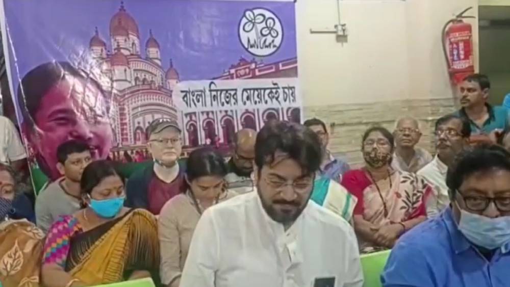 দীর্ঘ কয়েক দশক বাংলা ছবিকে শাসন করার পরে চিরঞ্জিত এলেন রাজনীতির দুনিয়ায়। ২০১১ এবং ২০১৬ সালে পর পর দু’বার বারাসত কেন্দ্র থেকে বিধায়ক। এ বারও তিনি নিজের পুরনো কেন্দ্রে প্রতিদ্বন্দ্বিতা করছেন তৃণমূল প্রার্থী হিসেবে। নির্বাচন কমিশনের কাছে জানিয়েছেন তাঁর সম্পত্তির বিবরণ।