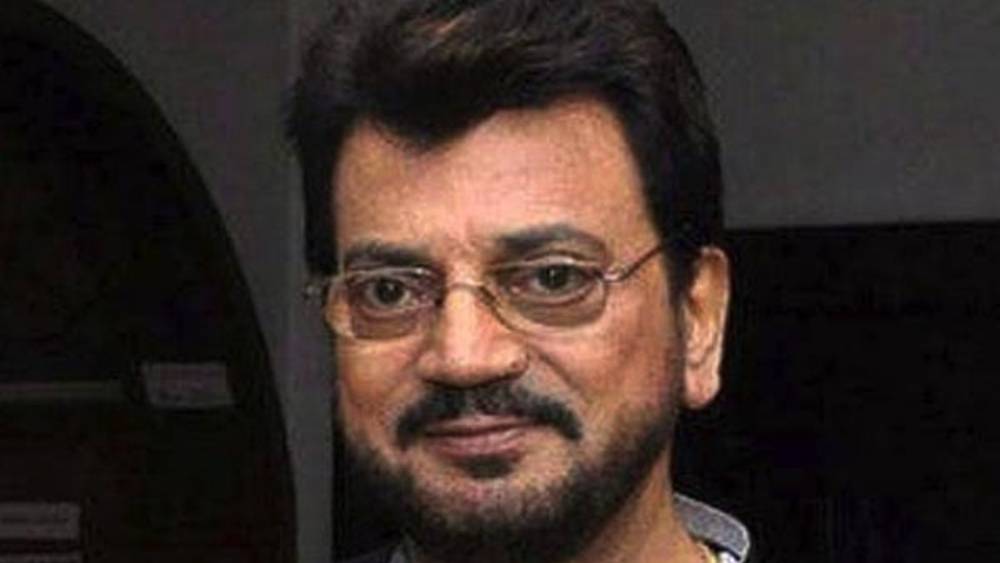 এনএসএস, ডাকঘরে সঞ্চয় প্রকল্পে চিরঞ্জিত বিনিয়োগ করেছেন ২ লক্ষ টাকা। তাঁর স্ত্রী বিনিয়োগ করেছেন ১ লক্ষ ৩২ হাজার টাকা, ৮০ হাজার টাকা এবং সাড়ে ১২ লক্ষ টাকা।