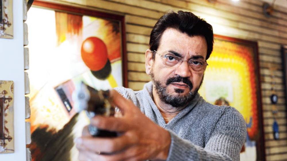 অন্যান্য মহার্ঘ্য জিনিসের মধ্যে অন্যতম চিরঞ্জিতের কাছে থাকা সোনার গয়না। তাঁর নেকলেস এবং দু’টি আংটির দাম ২০০১ সালে ছিল ১ লক্ষ ৫৩ হাজার ৩৪৫ টাকা।