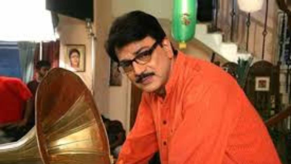 স্ত্রীর কাছে আছে একটি সোনার চেন, মঙ্গলসূত্র, তিন জোড়া কানের দুল, ৩টি বালা, ২ জোড়া চূড়, ১০ জোড়া চুড়ি এবং ১ জোড়া বাউটি-সহ কিছু গয়না। ১৯৮৯ সালের হিসেবে এই অলঙ্কারের মূল্য প্রায় ১ লক্ষ ১৫ হাজার ৫০০ টাকা।