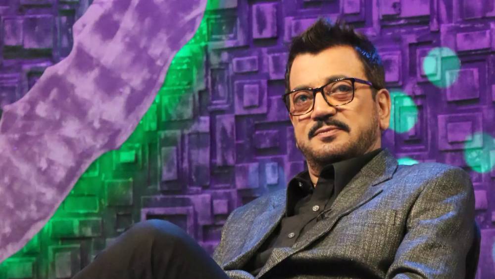 ব্যাঙ্কে চিরঞ্জিতের নামে ৮ লক্ষ ৫৭ হাজার ৩৮৫ টাকার গাড়ির ঋণ চলছে। হলফনামায় নিজের পরিচয় চিরঞ্জিত দিয়েছেন অভিনেতা হিসেবে। মূল উপার্জন বিধায়ক হিসেবে প্রাপ্ত বেতন এবং অভিনয় সূত্রে পাওয়া পারিশ্রমিক। তাঁর স্ত্রী গৃহবধূ।