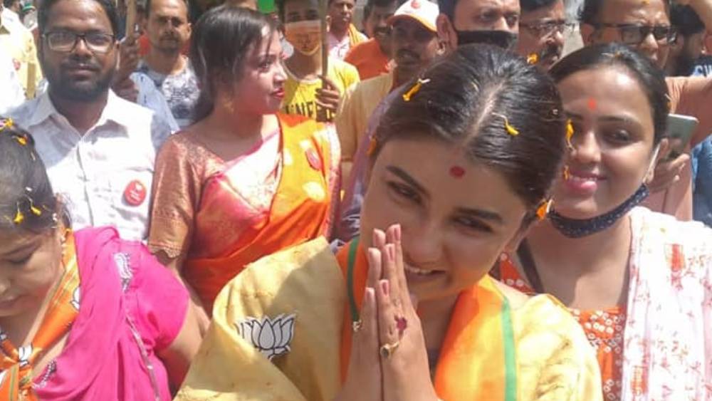 ২০১৮ সালে পার্নো একটি সেকেন্ড হ্যান্ড ইকো স্পোর্ট ফোর্ড গাড়ি কিনেছিলেন। দাম পড়েছিল ৩ লক্ষ ৬৫ হাজার ২১০ টাকা।