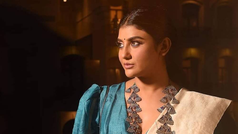 হলফনামায় শিক্ষাগত যোগ্যতা হিসেবে পার্নো জানিয়েছেন তিনি ২০০৪ সালে মাধ্যমিক পরীক্ষায় উত্তীর্ণ হয়েছেন।