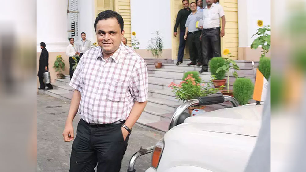 তাঁর স্ত্রীর পঞ্জাব ন্যাশনাল ব্যাঙ্কে স্থায়ী আমানত রয়েছে ৪৫ লাখ ৫০ হাজার টাকা এবং ৩ লাখ ৬৮ হাজার ৬৫ টাকার। সেভিংস অ্যাকাউন্টে রয়েছে ৬ লাখ ২৮ হাজার ৫০৮ টাকা।