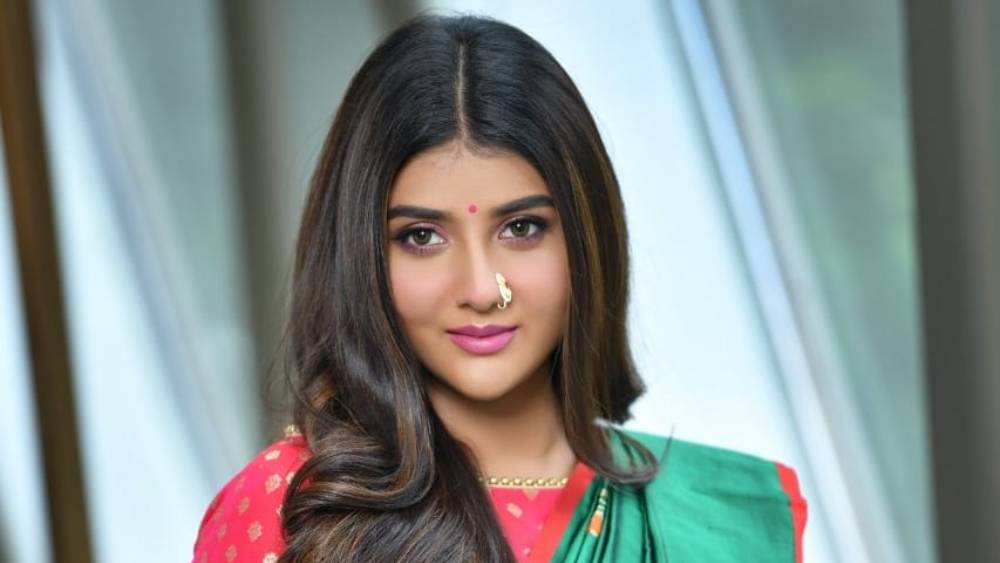 অভিনেত্রীর পাশাপাশি নিজের পরিচয় দিয়েছেন সমাজসেবী হিসেবেও। উপার্জনের উৎস হিসেবেও এ দু’টি ক্ষেত্রের কথাই উল্লেখ করেছেন তিনি।