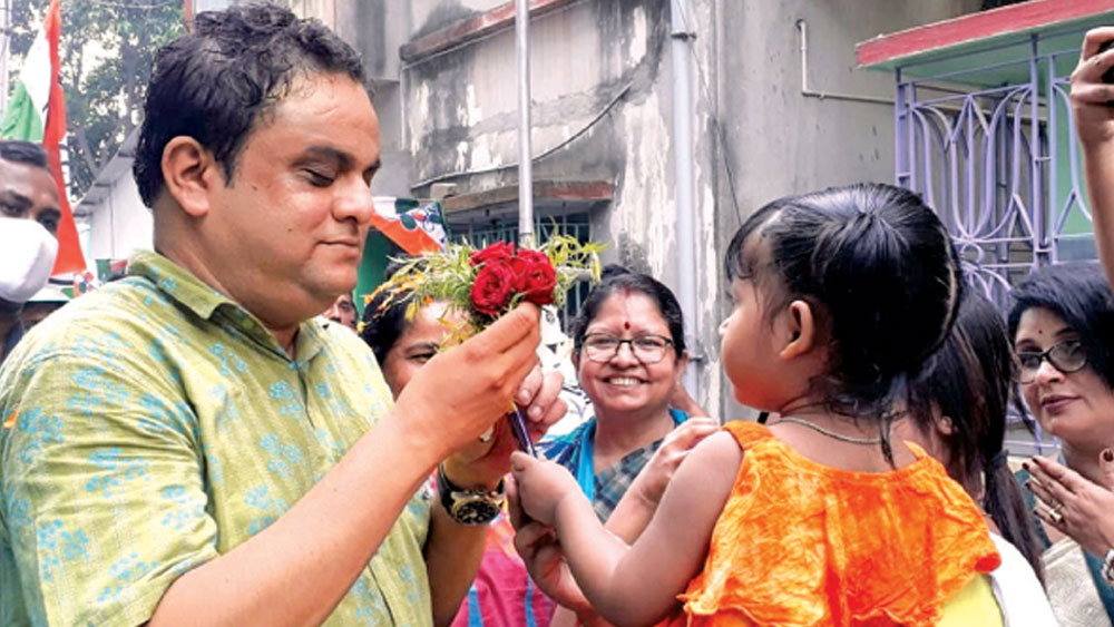 সব মিলিয়ে ব্রাত্যের মোট অস্থাবর সম্পত্তি রয়েছে ৯৫ লাখ ৯২ হাজার ৪৩৬ টাকার এবং তাঁর স্ত্রীর অস্থাবর সম্পত্তির পরিমাণ ১ কোটি ১২ লাখ ১২ হাজার ৪২০ টাকা।