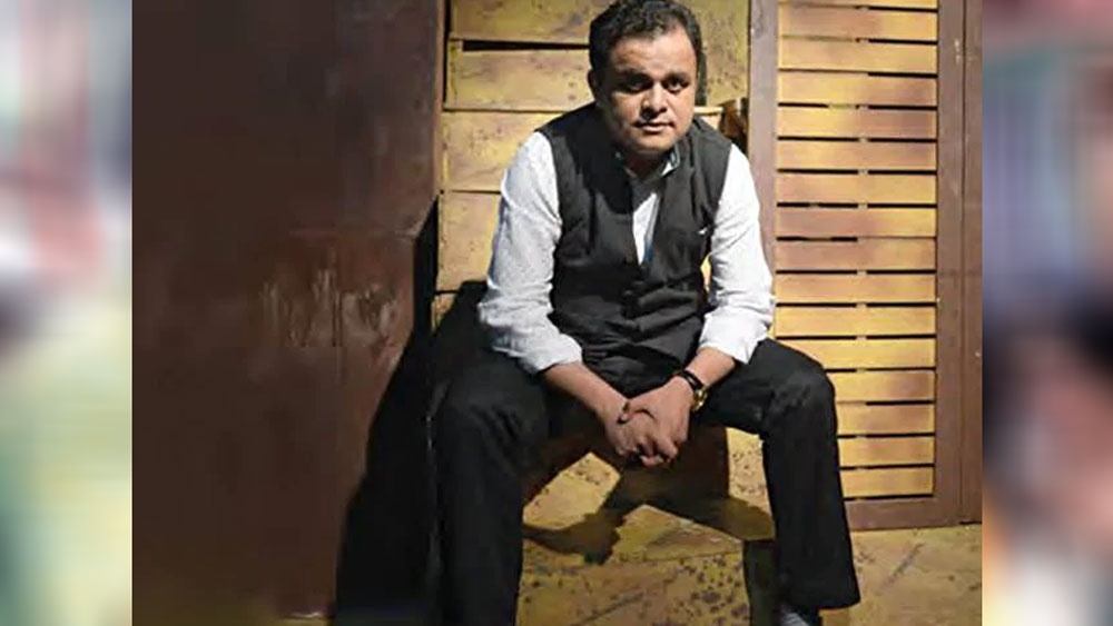 লেক টাউনে পারিবারিক সূত্রে পাওয়া আড়াই হাজার বর্গ ফুটের একটি বাড়ি রয়েছে তাঁর। যার বর্তমান মূল্য ১ কোটি টাকা। ব্রাত্যর স্থাবর সম্পত্তি বলতে একমাত্র এটার কথাই উল্লেখ রয়েছে হলফনামায়। স্ত্রীর কোনও স্থাবর সম্পত্তির উল্লেখ নেই হলফনামায়।