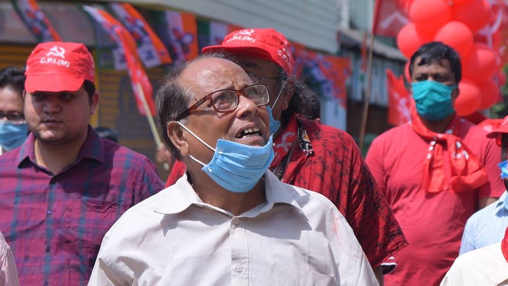 পুরসভার চেয়ারম্যান থেকে গুরুত্বপূর্ণ দফতরের মন্ত্রী। দল এবং প্রশাসনের প্রয়োজনে তাঁকে দেখা গিয়েছে বিভিন্ন ভূমিকায়। অভিজ্ঞ বাম রাজনীতিক অশোক ভট্টাচার্য এ বার শিলিগুড়ি কেন্দ্রে সংযুক্ত মোর্চার প্রার্থী। নির্বাচন কমিশনে জমা দিয়েছেন তাঁর সম্পত্তির বিবরণ।