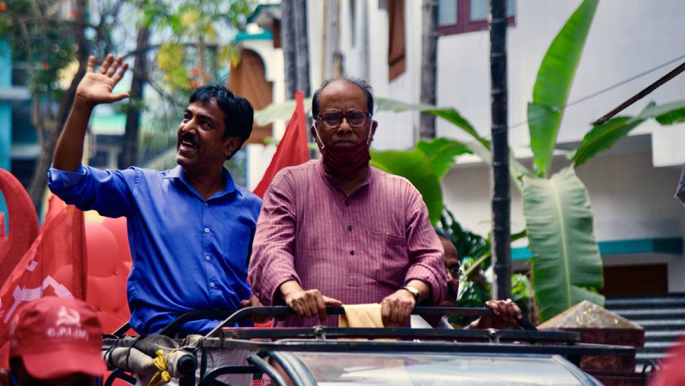 এই মুহূর্তে তাঁর হাতে আছে ৩ হাজার ৮০০ টাকা। তাঁর স্ত্রী রত্নার কাছে রয়েছে নগদ ৭ হাজার ২০০ টাকা।